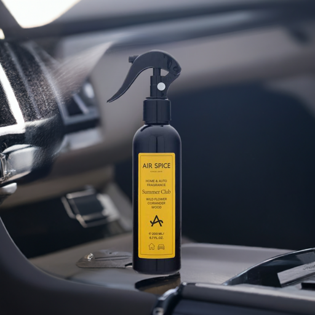 perfumy do samochodu i odświeżacz do auta w eleganckim wnętrzu samochodu